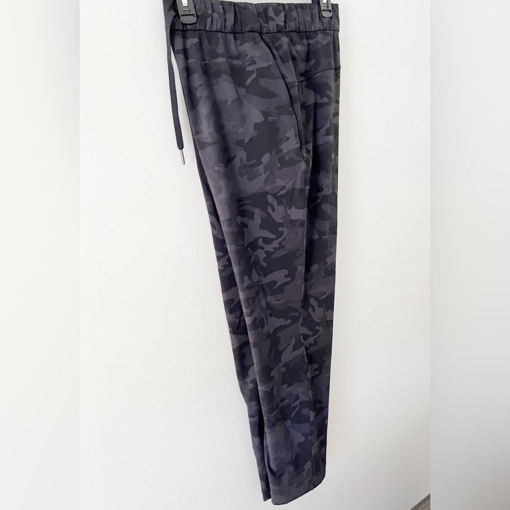 LULULEMON BLACK CAMO PANTS SIZE 10 EXCELLENT LIKE NEW CONDITION